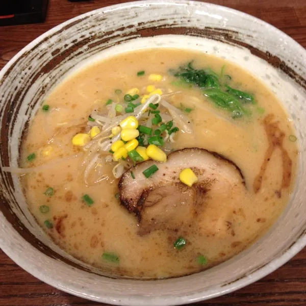 豚骨みそラーメン。ちぢれ麺がスープに絡みつく！(*^_^*)|takapiroさん