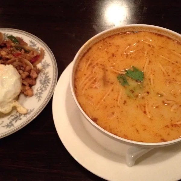 Snapdishの料理写真:ガパオ、トムヤムクンラーメン。やっぱり暑い国に似合う味だな～！|takapiroさん