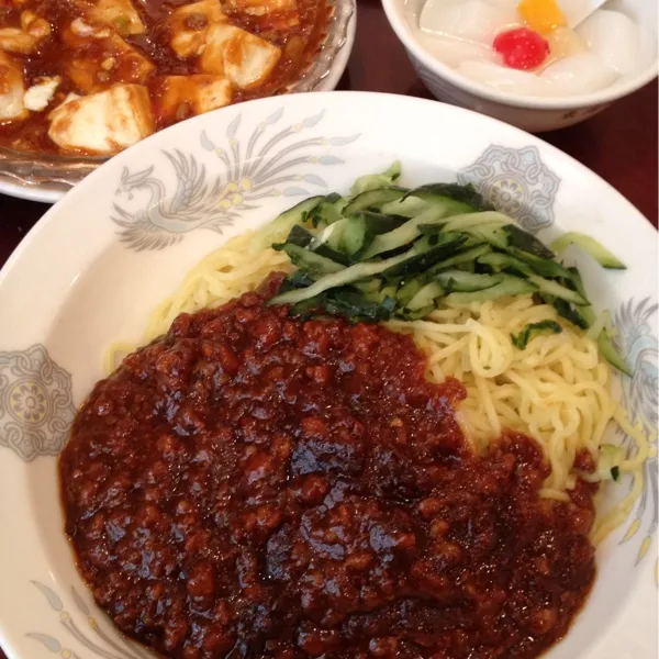 ジャージャー麺、麻婆豆腐、杏仁豆腐。なかなかジャージャー麺がないよなー。(*^_^*)|takapiroさん