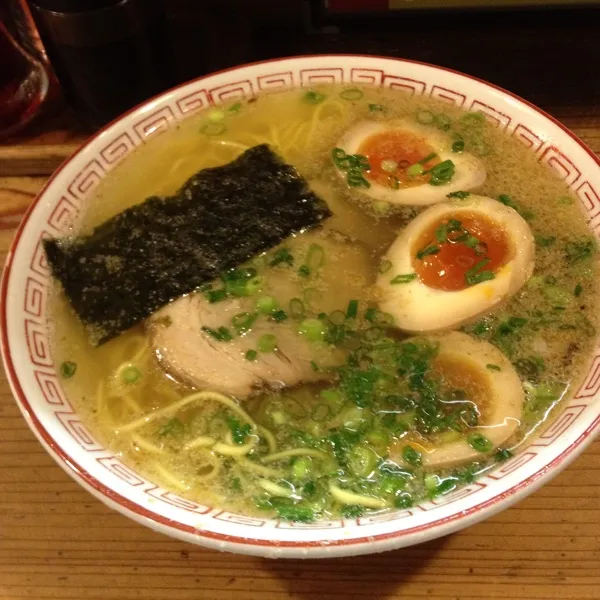 鶏がら塩ラーメン。こってり系です。(*^_^*)|takapiroさん