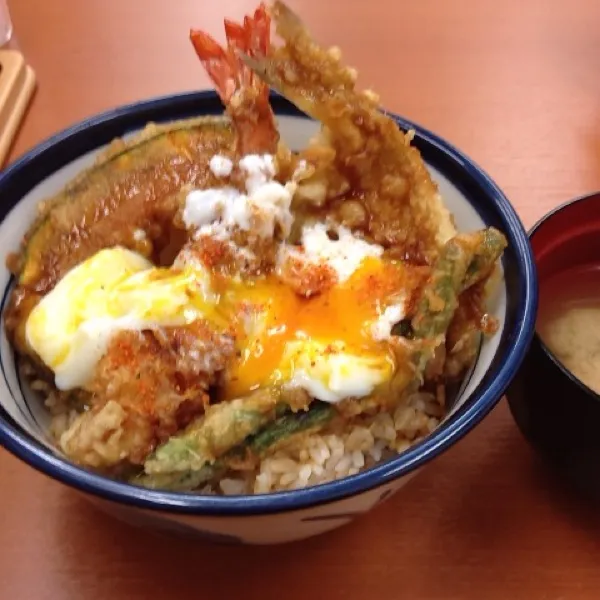 天丼、おんたまトッピング。タレのしみこんだゴハンには、卵が良い！(*^o^*)|takapiroさん