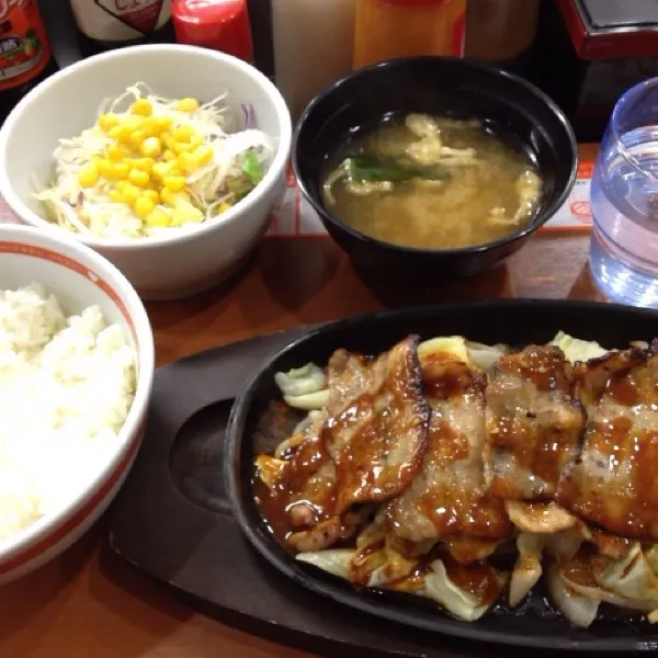 豚味噌焼肉定食。野菜がタップリなのが、嬉しい！(*^o^*)|takapiroさん