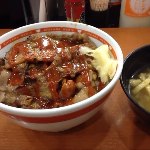 Snapdishの料理写真:焼き牛丼。辛味ソースをかけるのが良いです。|takapiroさん