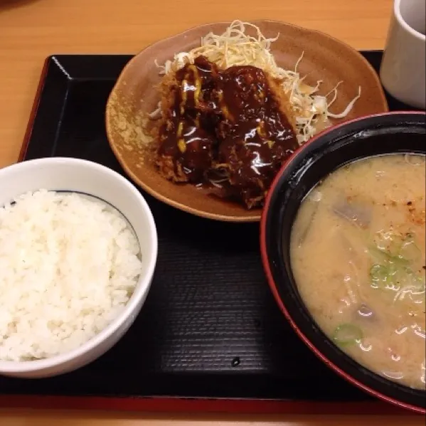 Snapdishの料理写真:豚汁定食。やっぱりトンカツが最高！(*^o^*)|takapiroさん