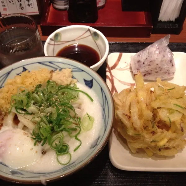 金曜セット。とろ玉うどん、かき揚げ、しそおにぎり。(*^o^*)|takapiroさん