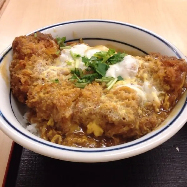 カレーカツ丼。カツはチキンでした。カツカレーとは一味違う！|takapiroさん