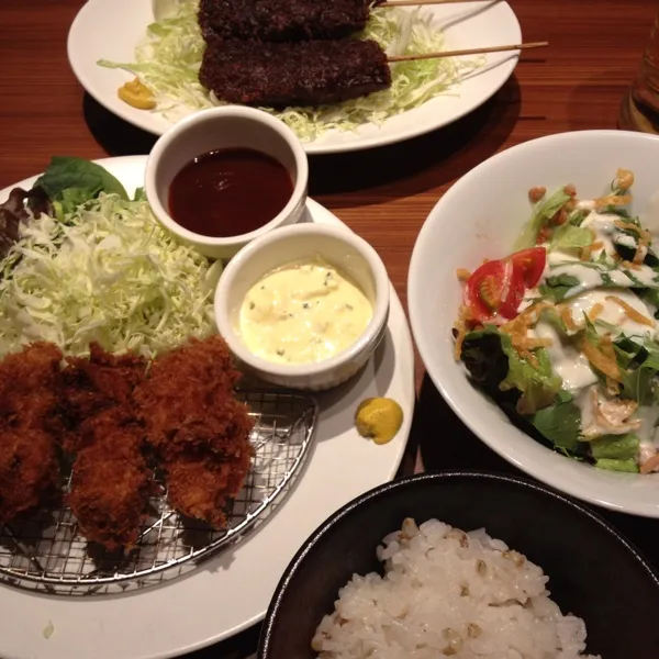 味噌カツ、カキフライ、シーザーサラダ。つい揚げ物を頼んでしまう！(*^o^*)|takapiroさん