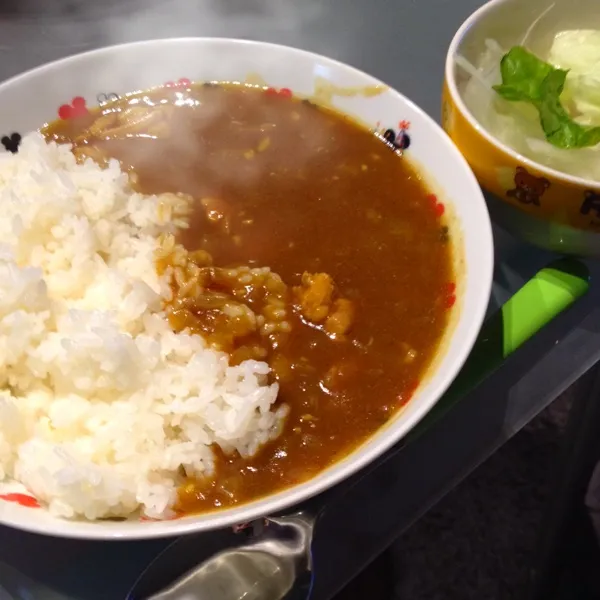 夜:チキンカレー、サラダ
ゴールデンカレーっていうルーを初めて使ってみました！意外とあっさりしてる印象です(^_^)|ぺろたんさん