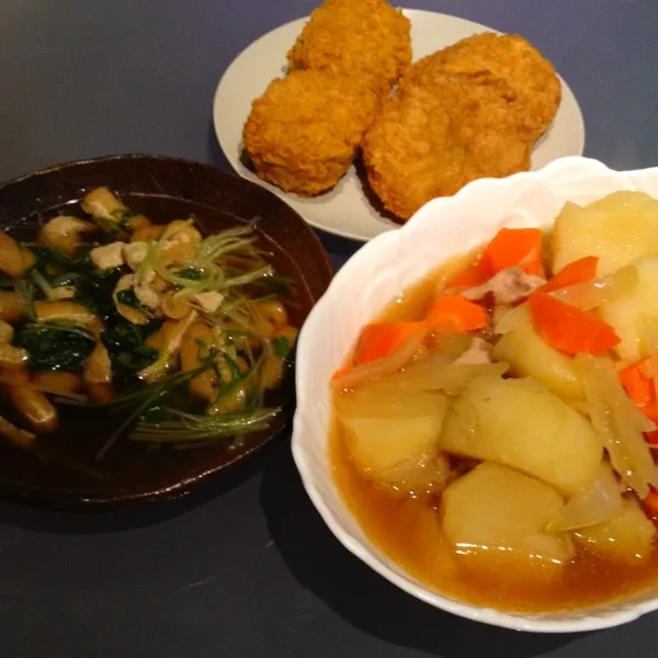 夜:肉じゃが、水菜と油揚げの煮浸し、コロッケ＆メンチ
ほっくり肉じゃがと煮浸しは優しい味♡コロッケたちはもらいもの。じゃがいも被ったケド好きだからうれしい(^o^)|ぺろたんさん