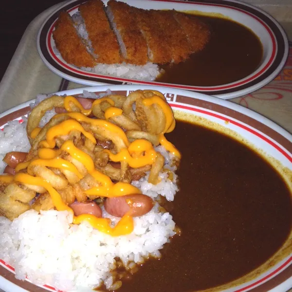 昼:カレーライス
期間限定の10種のスパイシーカレーとポークカツカレー！間違いない美味しさ( ^ω^ )|ぺろたんさん