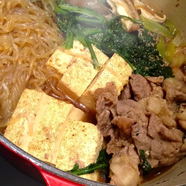 夜:すき焼き
ちょっと甘い出汁で煮たお肉や野菜を卵につけて食べると、う〜ん幸せ(o^^o)|ぺろたんさん