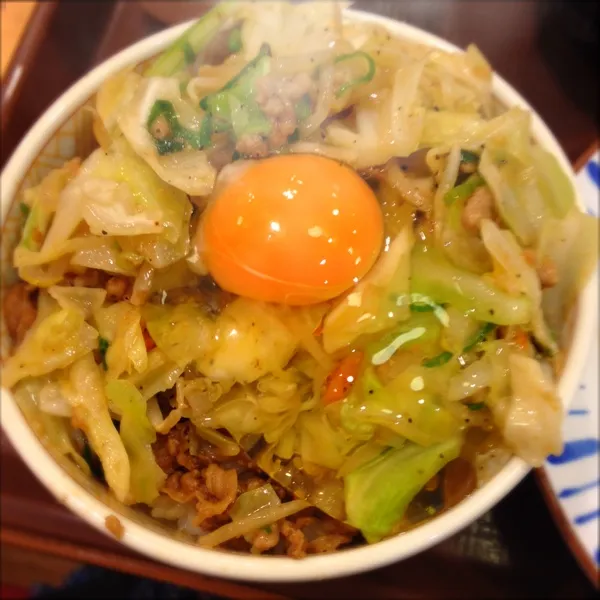 夜:塩だれ野菜牛丼
野菜も食べたかったので☆塩だれにごま油の風味が牛肉にも合う！卵をからめるとまろやかでまた美味い（≧∇≦）|ぺろたんさん