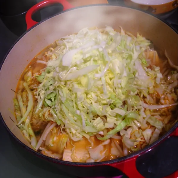 夜:淡々鍋
ピリ辛ゴマの風味が豊かな淡々鍋は野菜たっぷり食べれてダイスキ！新潟で買って来た地ビールはヴァイツェンで飲み心地サイコー(((o(*ﾟ▽ﾟ*)o)))|ぺろたんさん