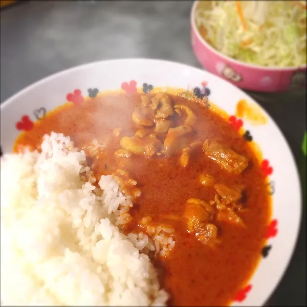 夜:バターチキンカレー、サラダ
バターチキンカレーペーストを買って作ってみました☆トマトベースのまろやかカレーでした(((o(*ﾟ▽ﾟ*)o)))|ぺろたんさん