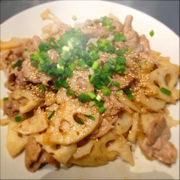 夜:豚肉とレンコンの醤油炒め
最後にかけるゴマと万能ネギの風味がいいのよね〜コレ好きです♪( ´▽｀)|ぺろたんさん