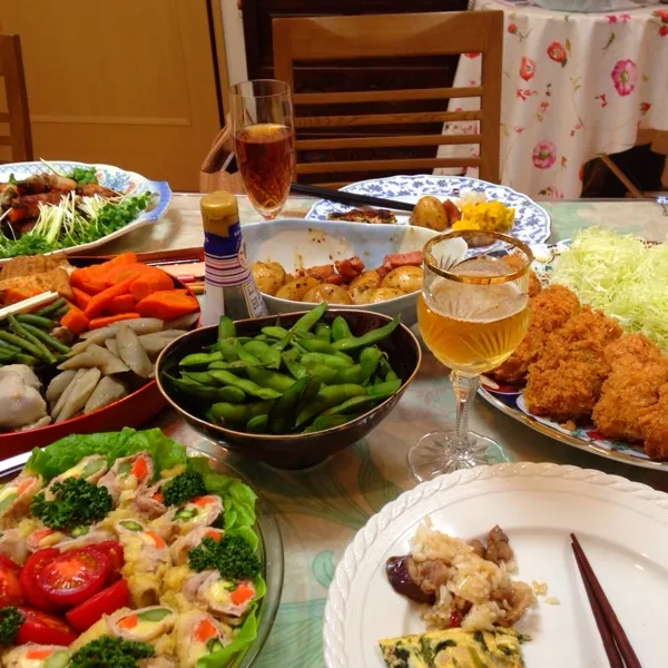 夜:お友達のお家にお呼ばれ〜♫
コロッケや混ぜご飯や野菜の肉巻や煮物やご馳走だらけ（≧∇≦）楽しかった〜♡
自分も得意のGBSポテトを差し入れしました！|ぺろたんさん