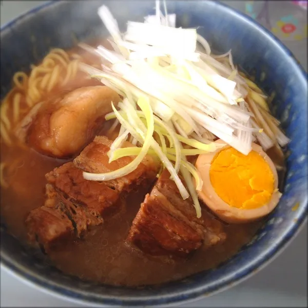 Snapdishの料理写真:昼:角煮ネギラーメン
マルちゃん製麺みそ味に、先日作った豚の角煮をトッピング！
わーぉ豪華でウレシ〜(((o(*ﾟ▽ﾟ*)o)))|ぺろたんさん