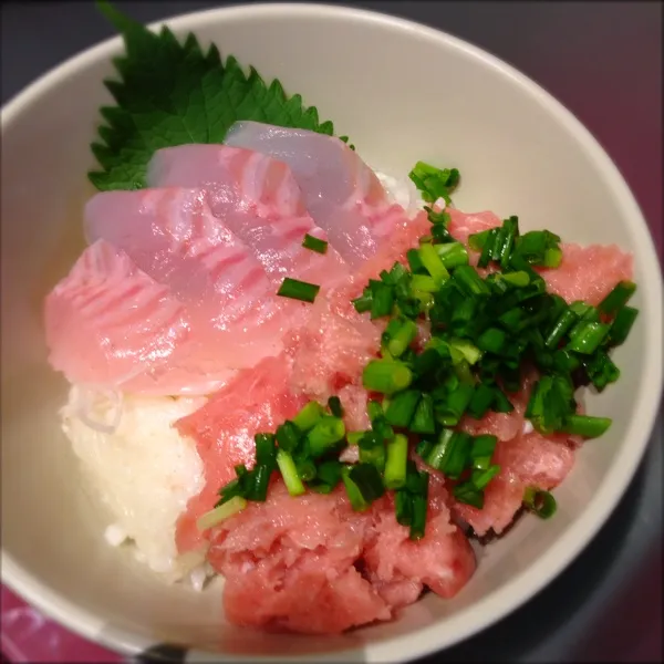 夜:お刺身丼
トチの刺身とまぐろのすき身。ふたつとも30%OFFだったので( *｀ω´)久々のお魚おいし〜！|ぺろたんさん