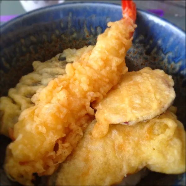 昼:天丼
スーパーで天ぷらがとっても美味しそうだったので買って来て天丼に( *｀ω´)甘いタレ作ってかけたらカンペキ〜！|ぺろたんさん