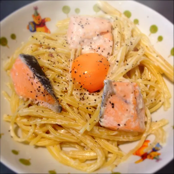 昼:鮭のカルボナーラ風パスタ
フライパンでパスタをソースで茹でながら作る楽チンレシピ。なのに味は結構本格的になったわぁψ(｀∇´)ψ|ぺろたんさん
