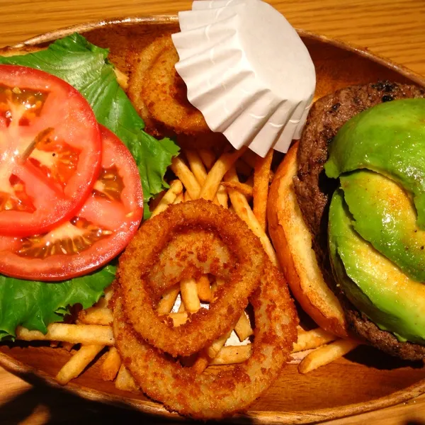 夜:アボカドバーガー
お肉ギッシリハンバーグにバンズも美味しい！食べ応え満足ψ(｀∇´)ψ|ぺろたんさん