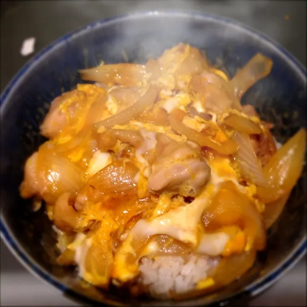 夜:親子丼
ふわとろ卵にじわ〜っとお出汁が染みたお肉がサイコー♪( ´▽｀)|ぺろたんさん