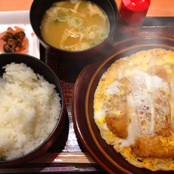 夜:カツ煮膳
もうちょっと卵が半熟だとよかったなぁ～
デニーズはやっぱ和食より洋食だわね(｡-_-｡)|ぺろたんさん