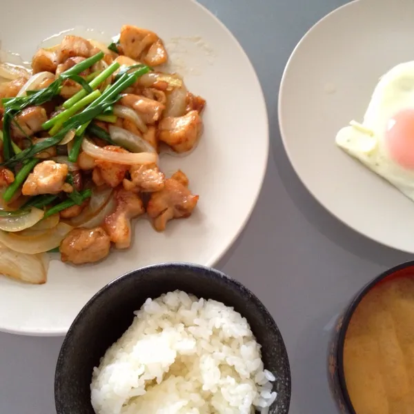 昼:鶏南蛮炒め、目玉焼、味噌汁、ごはん
コレ簡単なのに美味しいんだよな～(*^^*)|ぺろたんさん