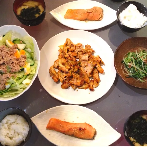 夜:サーモンの味噌漬け焼き、豚キムチ、水菜のおひたし、サラダ、岩海苔の味噌汁
今日は品数豊富だわ～(^O^)|ぺろたんさん