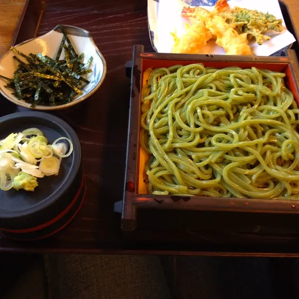 昼:明日葉うどんと天ぷらセット
八丈特産の明日葉。うどんはツルツル～天ぷらサクサク～☆
お友達のお店です！オススメです‼|ぺろたんさん