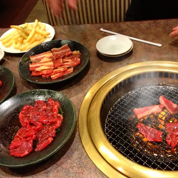 夜:焼肉食べ放題！
今日初体験の焼しゃぶカルビが美味しかった☆おろしポン酢で新しい焼肉生活！|ぺろたんさん