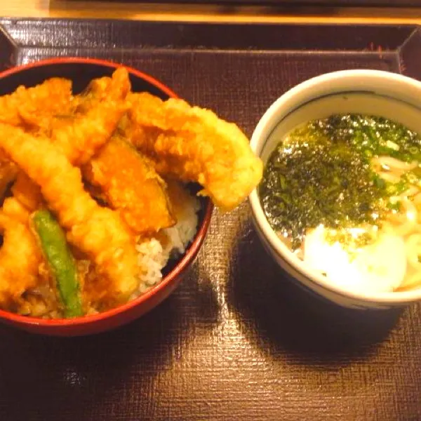 Snapdishの料理写真:夜:天丼うどんセット＆あさりうどんネギトロ丼セット
あなご天ぷら美味だわ〜o(｀ω´ )o|ぺろたんさん