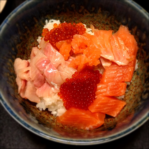 夜 4食丼 昨日ダンナが釣ってきたロックトラウトとブラウントラウトで それぞれにイクラも入ってて感動 ぺろたん Snapdish スナップディッシュ Id S9hema