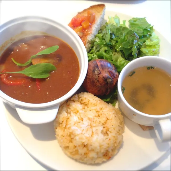 昼:ワンプレートのカフェランチ
チキンカレーがオイシイ♡|ぺろたんさん