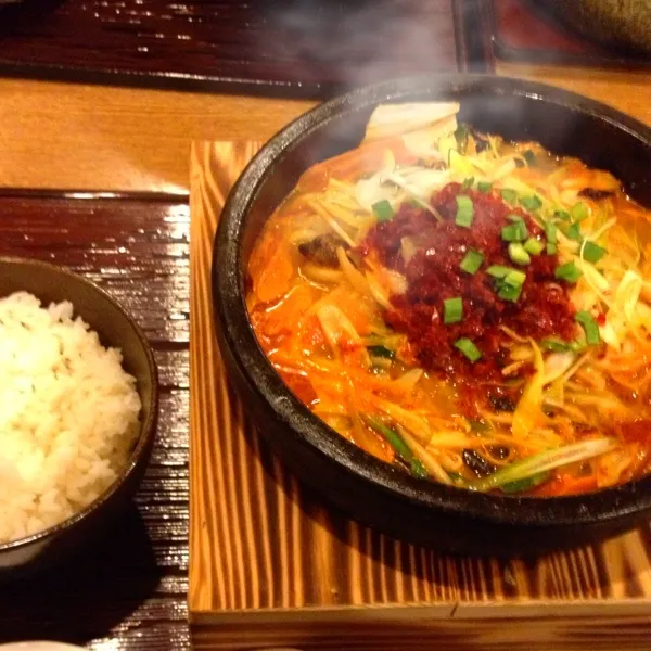 夜:激辛石鍋タンメン
ちゃんぽん麺がスープにからんでたまらん〜
〆はご飯を投入！|ぺろたんさん