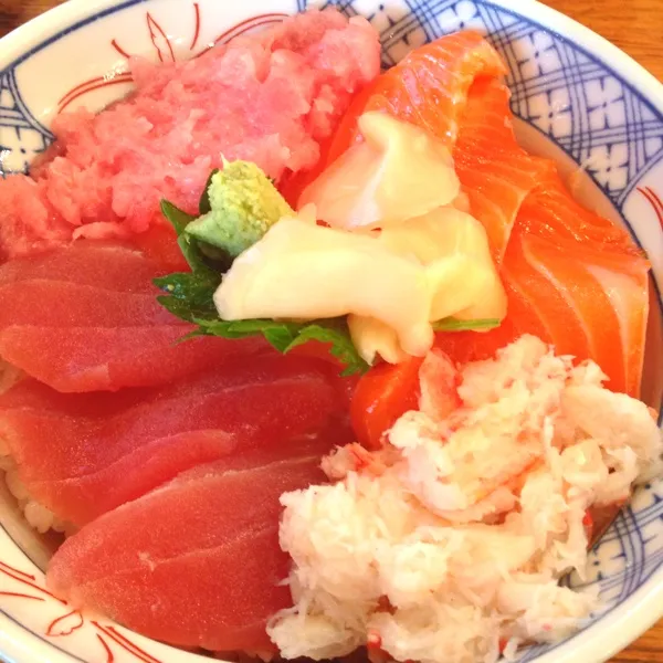 昼:四色丼(マグロ、サーモン、カニ、トロ)
、親子丼(サーモン＆イクラ)
ドンドンドーン|ぺろたんさん