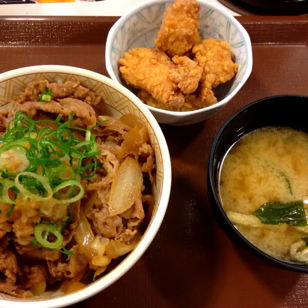 昼:おろしポン酢牛丼 唐揚げセット
2人でお腹いっぱい食べても千円以内っていいよねー‼|ぺろたんさん