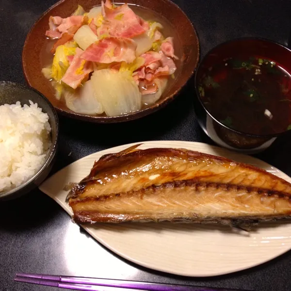 夜:寒干しサバの開き、白菜ベーコン、お吸い物、ごはん。|ぺろたんさん