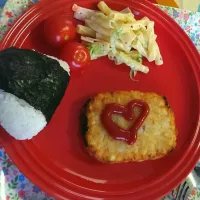 Snapdishの料理写真:満腹朝ごはん。ヽ(●´∀｀●)ﾉごっちー。

引き割納豆オニギリ☆ハッシュドポテト☆昨日のマカロニサラダ☆プチトマト☆ヨーグルト☆|音風さん