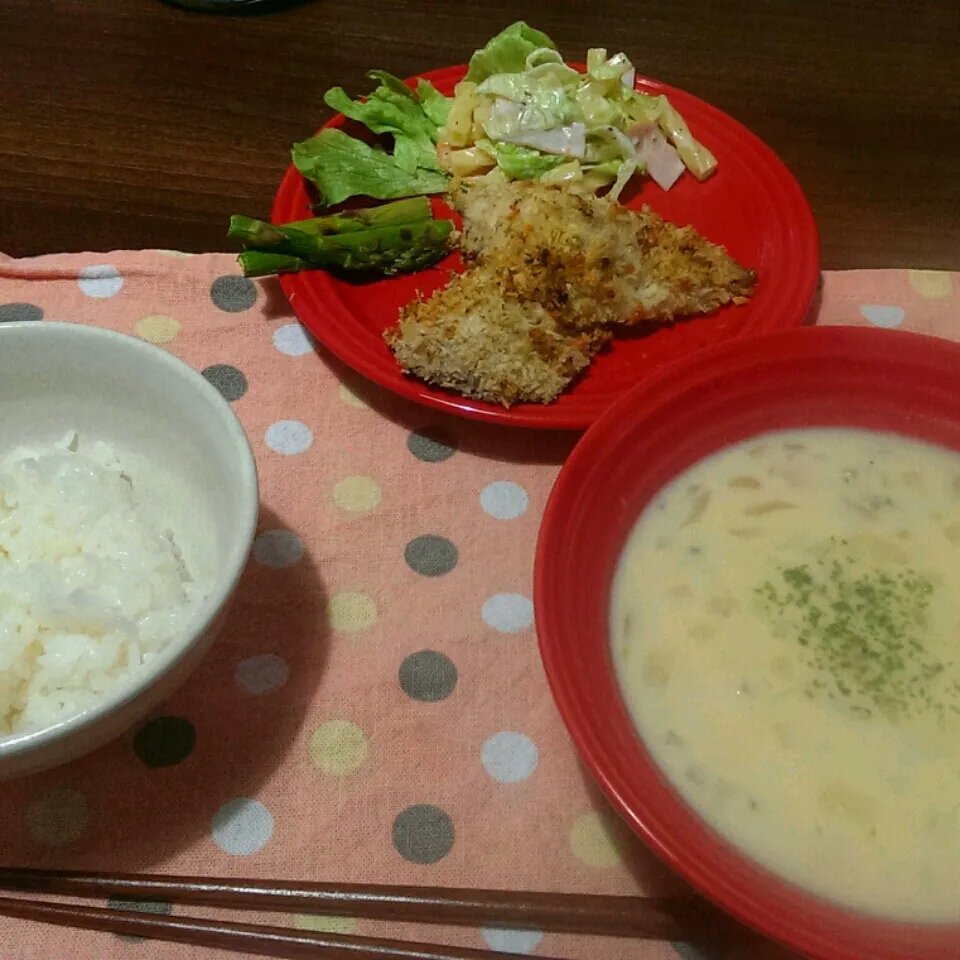 手作りクラムチャウダーと味の香草パン粉焼肉。
マカロニサラダも添えて(º∀º)|音風さん