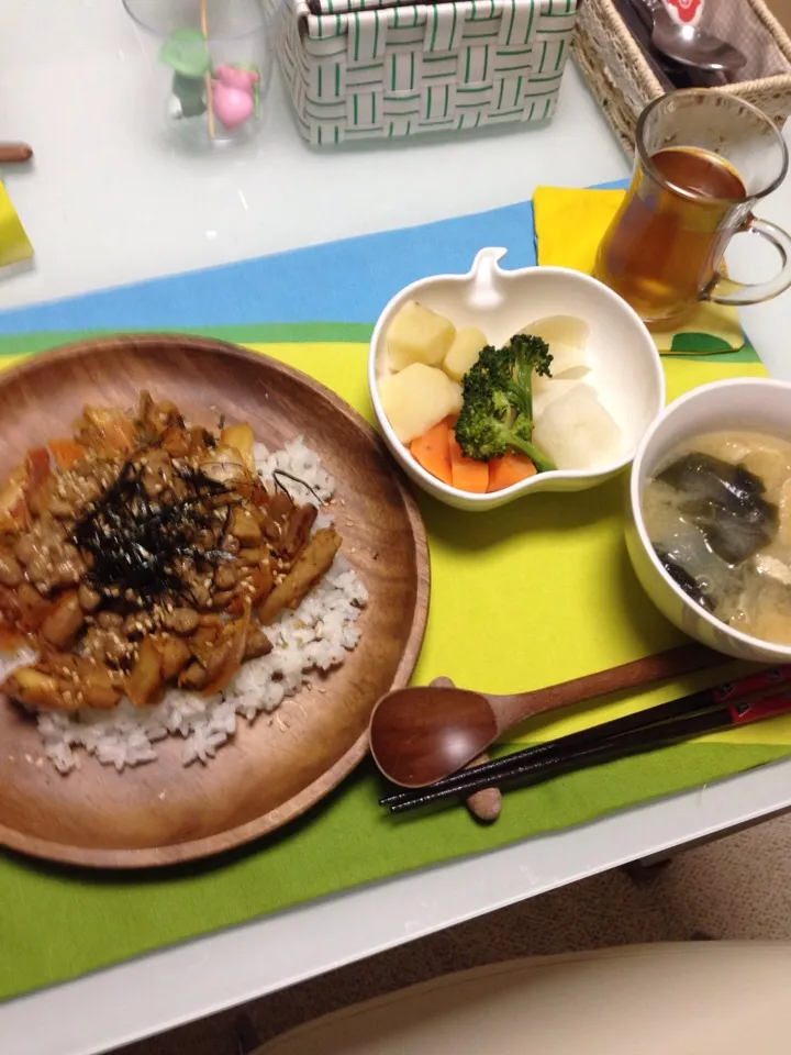 Snapdishの料理写真:モツキモチ納豆丼と温野菜と味噌汁|なみさん