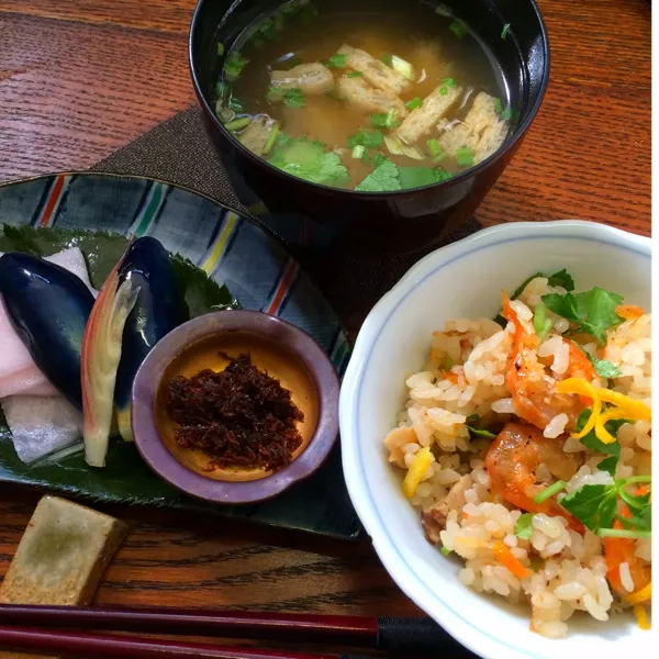 おはよう〜今日の朝ごはん(✿´ ꒳ ` )ﾉ
干し海老のかやくご飯は たっぷり柚子の皮を入れて、桜千枚と小茄子お漬物にあっこちゃんに貰ったアミの佃煮、ちょっと手抜きであさげのおみおつけ(^^;;|Yuriさん