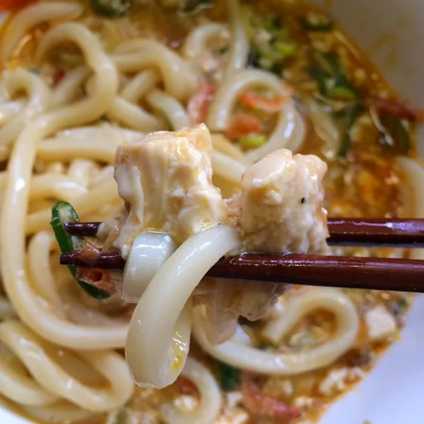 まずはお昼ご飯〜
ただのおうどんやけど 湯葉豆腐と宇治茶卵入りの あるもんうどん（笑）
これ！！！絶対オススメ！
柿の種〜ピリ辛で旨すぎで止まりまてん！|Yuriさん