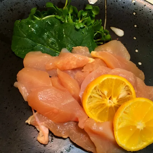 今日は養鶏場で買ったかしわの胸肉のお刺身〜！コリコリして美味しい あとかに酢と かしわと野菜の炒めたんに九条ネギたっぷりと黒七味たっぷり、切り干し大根|Yuriさん