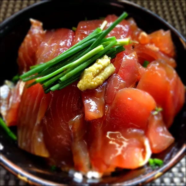 Snapdishの料理写真:お昼ご飯〜
旦那は マグロの漬け丼、私はレトルトのグリーンカレー
このカレー 美味しいけど 辛さが半端ないわﾋｨｰ(>ω<ﾉ)ﾉ
今日は 楽しみにしてたパーチー(♡´❍｀♡)|Yuriさん