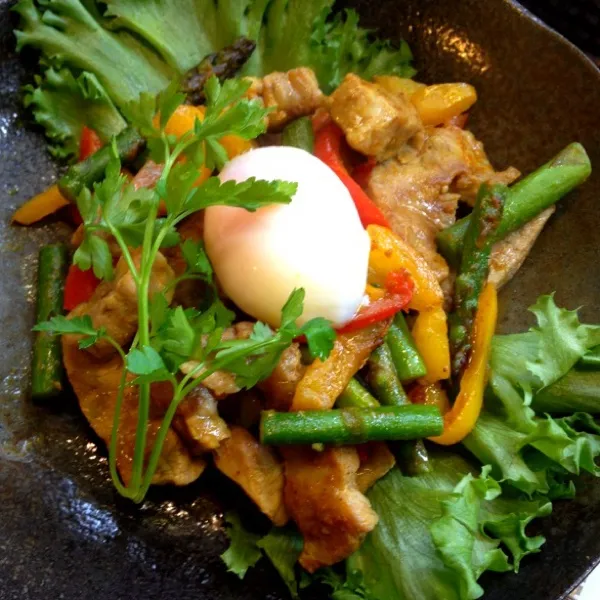 Snapdishの料理写真:お昼ご飯  豚ちゃんのカレー炒めと肉じゃが
温泉卵 いらんかった
味薄くなったし┐('～`；)┌|Yuriさん