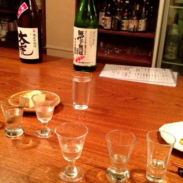 Snapdishの料理写真:二軒目はイスラエルの方がやってらっしゃる日本酒バーへ
日本酒のことを愛されてるだけあって すべてに精通されており 好みを伝えれば 次から次へと美味しいお酒を説明付きでチョイスしてくれます。二日酔い・|Yuriさん