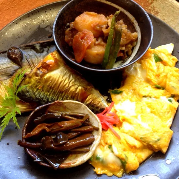 Snapdishの料理写真:昼ごはんプレート
鯖の塩焼き トロトロ卵焼き 昨日の肉じゃがに佃煮
ご馳走様でした( ´ ▽ ` )ﾉ|Yuriさん