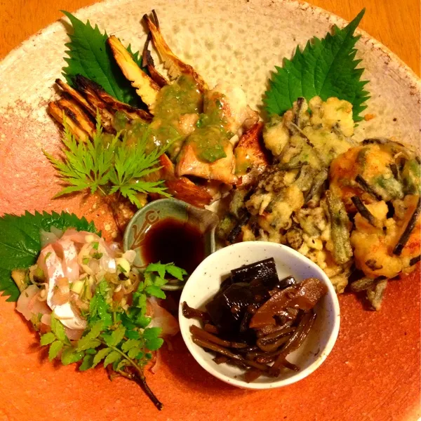 とりあえず おつまみ〜
焼き筍と地鶏の味噌和え
鯛の茗荷木の芽和え
蕨と海老のかき揚げ
自家製山蕗筍昆布の山椒佃煮
ほい！乾杯  ( ^ ^ )/□|Yuriさん