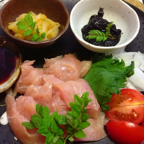 今日は旦那と二人だけの夕食だす
地鶏の刺身、塩辛のうに和えと黒作り、えっちゃんイチジクの生ハム巻、トマトアボガドチーズ、筍のバター醤油焼き、茄子とそら豆の田楽グラタンでワイン乾杯！！蕨取ってきたどー！|Yuriさん